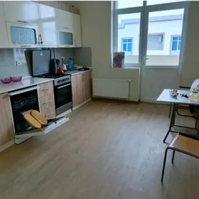 Taze tayar gurulan kuhuny