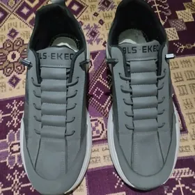 продам кроссовки