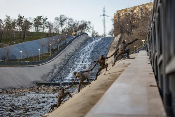 В Алматы увековечили необычную историю спасения собаки на озере Сайран