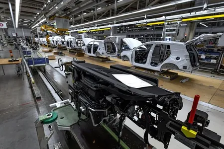 Awtoulag senagaty üzül-kesil üýtgeýär: awtoulaglary diňe maşynlar ýygnar