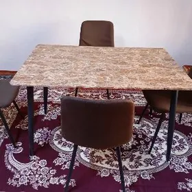 Стол и стулья.