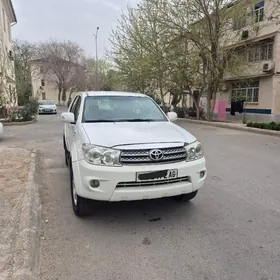 Toyota Fortuner 2010