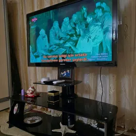 Телевизор, тумба и кресло