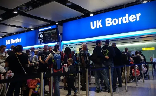 Britaniýa syýahatçylyk we talyp wizalarynyň bahasyny galdyrar