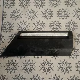 maşynyň gapdalyndaky monnik