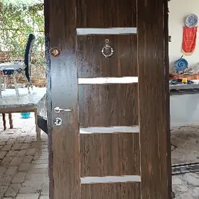 металлическая дверь с рамой