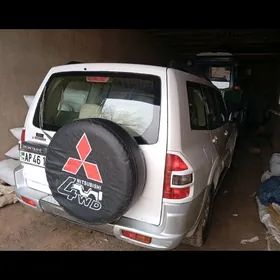 Mitsubishi Montero 2001