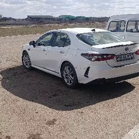 Toyota Camry Hybrid 2021