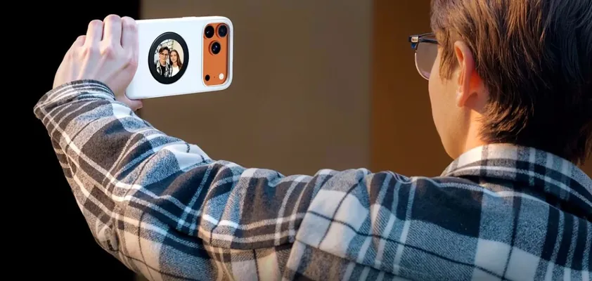 iPhone üçin dünýäde ilkinji selfi ekranly daşlyk çykaryldy