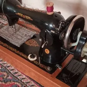 Швейная машинка,ручная.