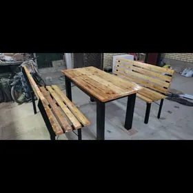 скамейки и стол