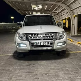 Mitsubishi Pajero 2015