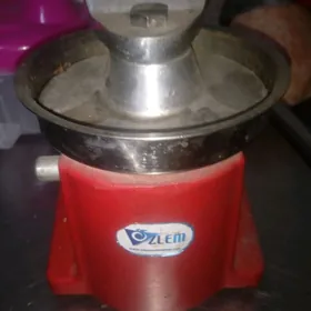 Burgerin kotlet edýan aparady