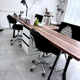 Маникюрный стол