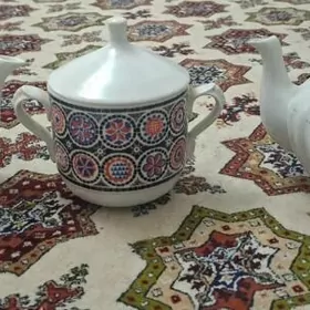 Тарелки и чайник