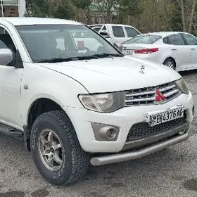 Mitsubishi L200 2011