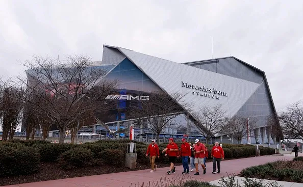 FIFA ilkinji gezek DÇ-niň stadionynda hemaýatkäriň logotipini saklamaga rugsat berdi
