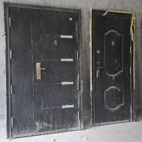 Двери наружнии Б/У