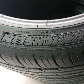 235 40 19 MISHELIN Ý23