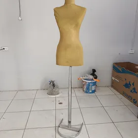 вешалка и маникен