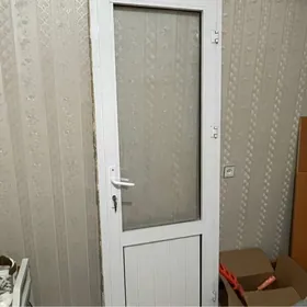 пластиковая дверь