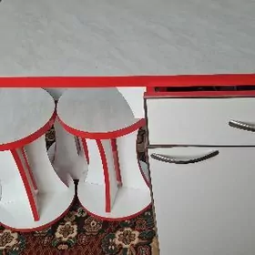 Кухонный стол и четыре стула