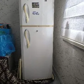 продается холодильник