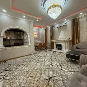 2 Mkr Köpetdag restoranyň öňi