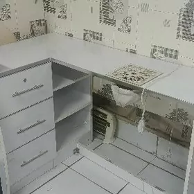 manikurny stol pelisosy bn