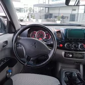 Mitsubishi L200 2010