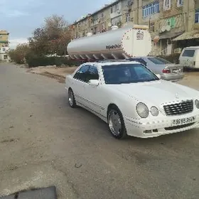Mercedes-Benz E320 2001