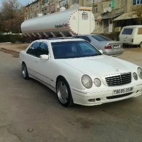 Mercedes-Benz E320 2001