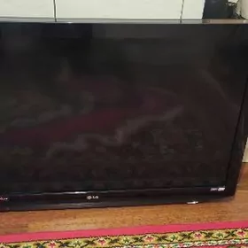 Телевизор LG  42 диагональ