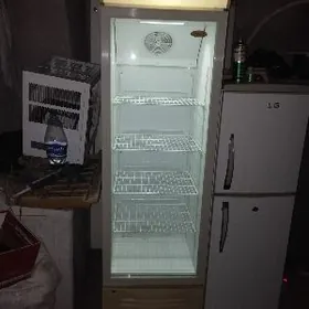 vitrinnyy holodelnik