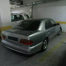 Mercedes-Benz E320 2001