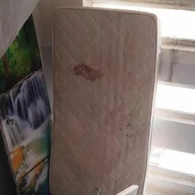 кровать с мотрасом