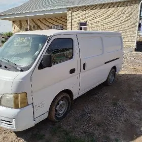 Nissan Urvan 2005