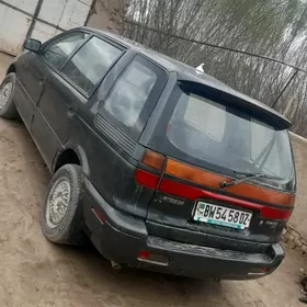 Mitsubishi Chariot 1995