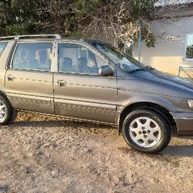 Mitsubishi Chariot 1993