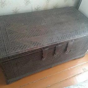 старинный сундук