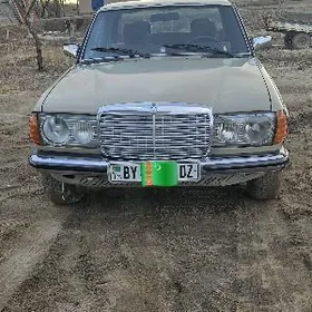 Mercedes-Benz 230E 1982