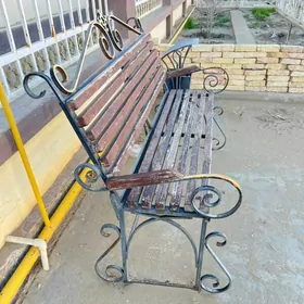 скамейка и урно