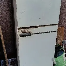 Холодильник Бирюса.