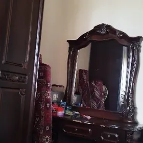 Зеркало и шифоньер