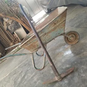 тачка и кирка