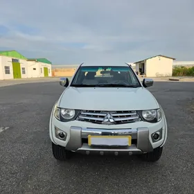 Mitsubishi L200 2012