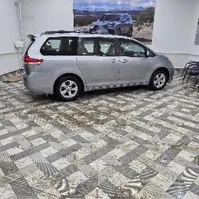 Toyota Sienna 2011