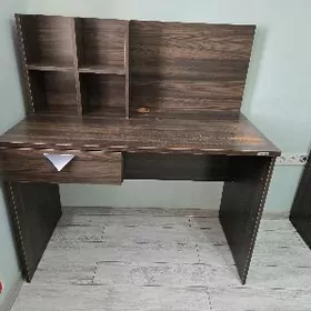 компьютерный стол и шкаф