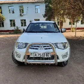 Mitsubishi L200 2012