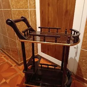 Столик на колесах